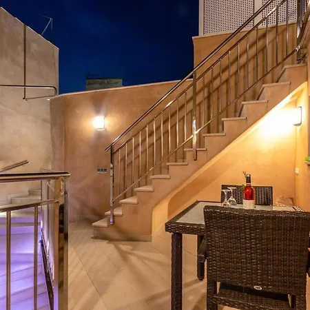 Superb House 200m From The Center Of By Renthousing בית נופש *